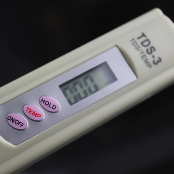 Prijenosni analizator kvalitete vode, model JQ-JC001, napajanje 3V, plastično kućište, za ispitivanje kvalitete vode.