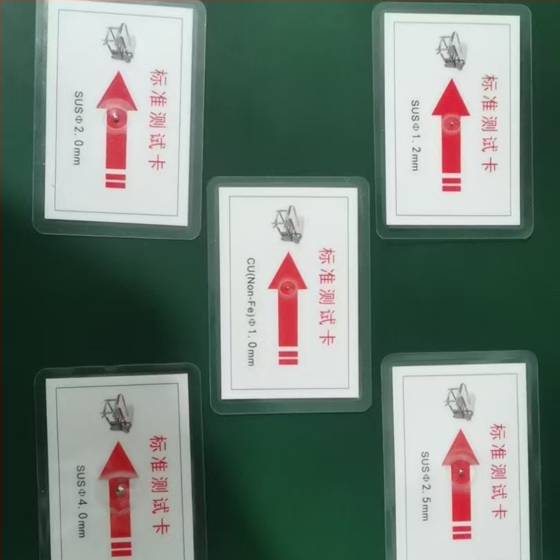 Kalibračná testovacia karta pre detektor kovov, s nehrdzavejúcou oceľovou testovacou ihlou a zvukovo-svietnym alarmom.