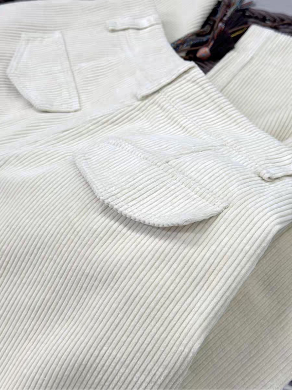 Corduroy ženske hlače ravnog kroja — visok pojas, mikroelastičnost, elegantan stil za svakodnevno putovanje na posao, zima 2025