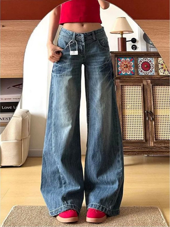 Džins hlače u korejskom stilu s opuštenim širokim krojem, niskim strukom, punom duljinom; dizajn kolaž; pamuk 30–50%, poliester <30%.
