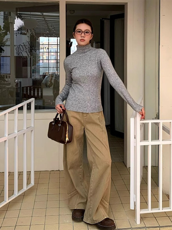 Ženske traperice od denima, visokim strukom, straight i wide-leg kroja, opuštena silueta, 70–80% pamuk, <30% poliester