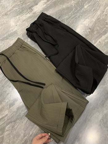 Férfi casual nadrágok — könnyűek, lélegzőek, elasztikus anyaggal és gyűrődés elleni felülettel; egyenes szabású, középső derekú, cipzár.