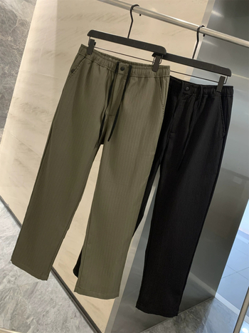 Férfi casual nadrágok — könnyűek, lélegzőek, elasztikus anyaggal és gyűrődés elleni felülettel; egyenes szabású, középső derekú, cipzár.
