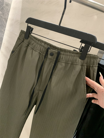 Férfi casual nadrágok — könnyűek, lélegzőek, elasztikus anyaggal és gyűrődés elleni felülettel; egyenes szabású, középső derekú, cipzár.