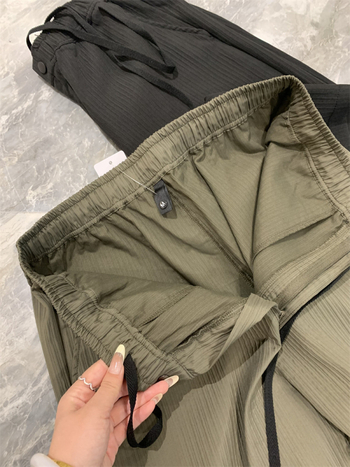 Férfi casual nadrágok — könnyűek, lélegzőek, elasztikus anyaggal és gyűrődés elleni felülettel; egyenes szabású, középső derekú, cipzár.