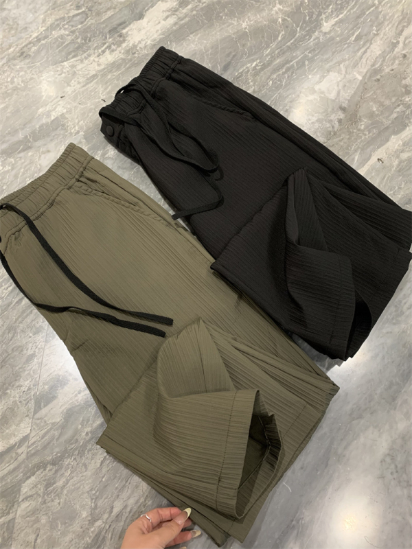 Férfi casual nadrágok — könnyűek, lélegzőek, elasztikus anyaggal és gyűrődés elleni felülettel; egyenes szabású, középső derekú, cipzár.