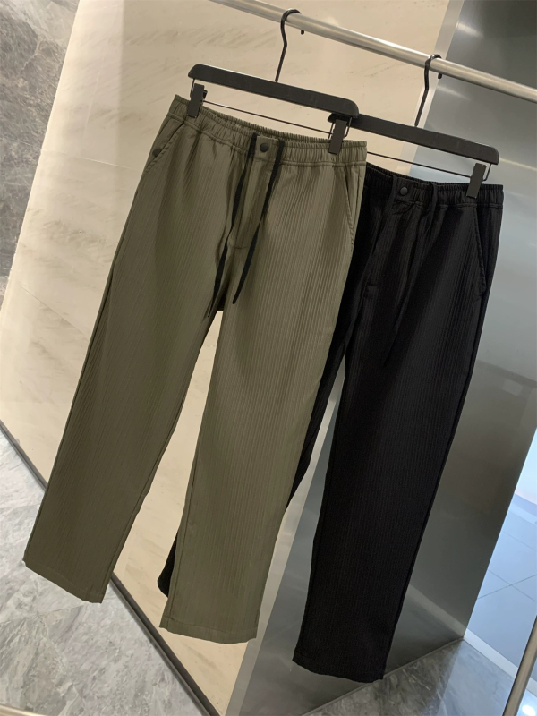 Férfi casual nadrágok — könnyűek, lélegzőek, elasztikus anyaggal és gyűrődés elleni felülettel; egyenes szabású, középső derekú, cipzár.