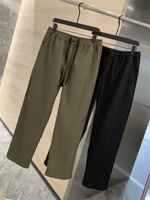 Férfi casual nadrágok — könnyűek, lélegzőek, elasztikus anyaggal és gyűrődés elleni felülettel; egyenes szabású, középső derekú, cipzár.