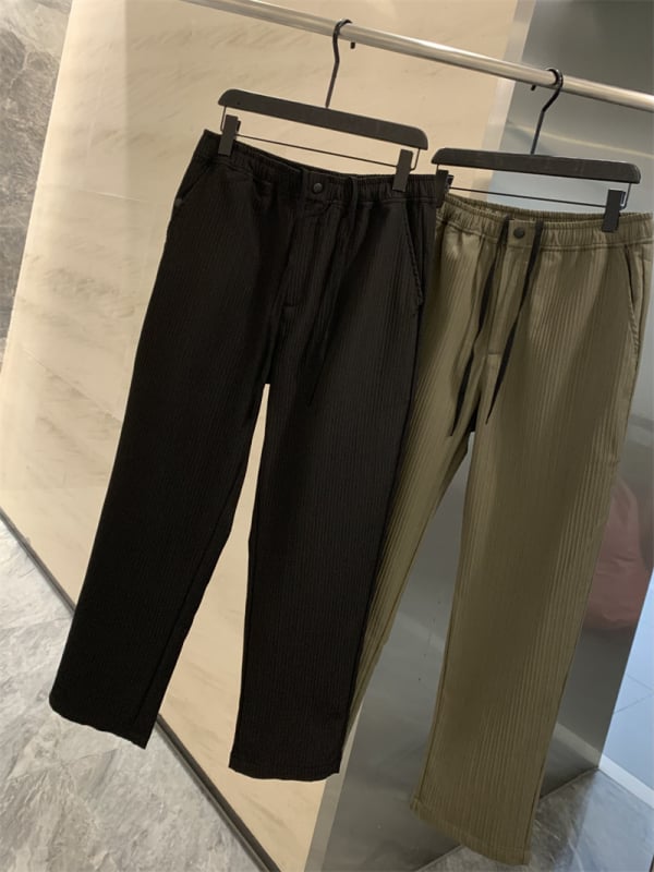 Férfi casual nadrágok — könnyűek, lélegzőek, elasztikus anyaggal és gyűrődés elleni felülettel; egyenes szabású, középső derekú, cipzár.