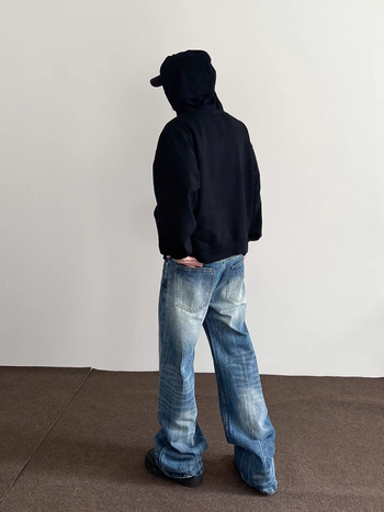 Дънки от памук деним, леко разкроени крачоли със прав силует, средна талия, прани с водна обработка, пет джоба