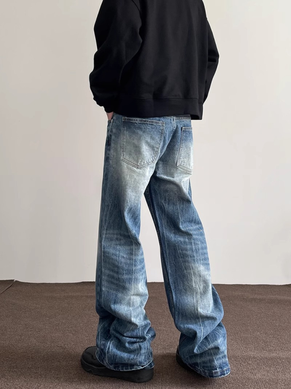 Дънки от памук деним, леко разкроени крачоли със прав силует, средна талия, прани с водна обработка, пет джоба