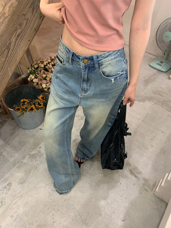 Ženske traperice od denima, visoki struk, široke nogavice, poderani detalji i patchwork, proljeće 2025