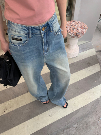 Ženske traperice od denima, visoki struk, široke nogavice, poderani detalji i patchwork, proljeće 2025