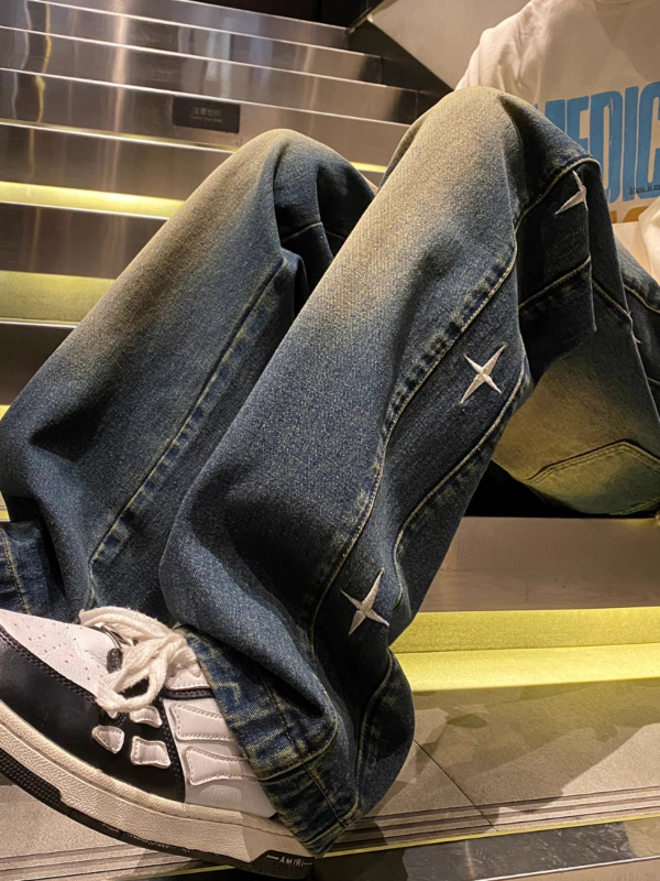 Muške traperice od denima, ravne, slobodno široke nogavice, pamuk-denim 30–50%, broderija, srednji pojas, zatvarač