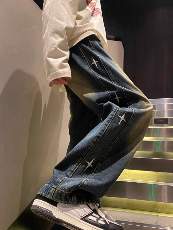 Muške traperice od denima, ravne, slobodno široke nogavice, pamuk-denim 30–50%, broderija, srednji pojas, zatvarač