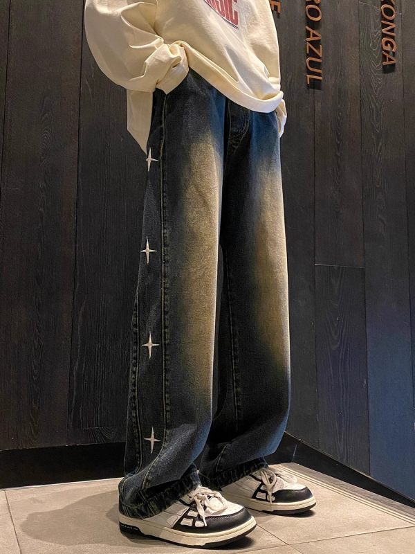 Muške traperice od denima, ravne, slobodno široke nogavice, pamuk-denim 30–50%, broderija, srednji pojas, zatvarač