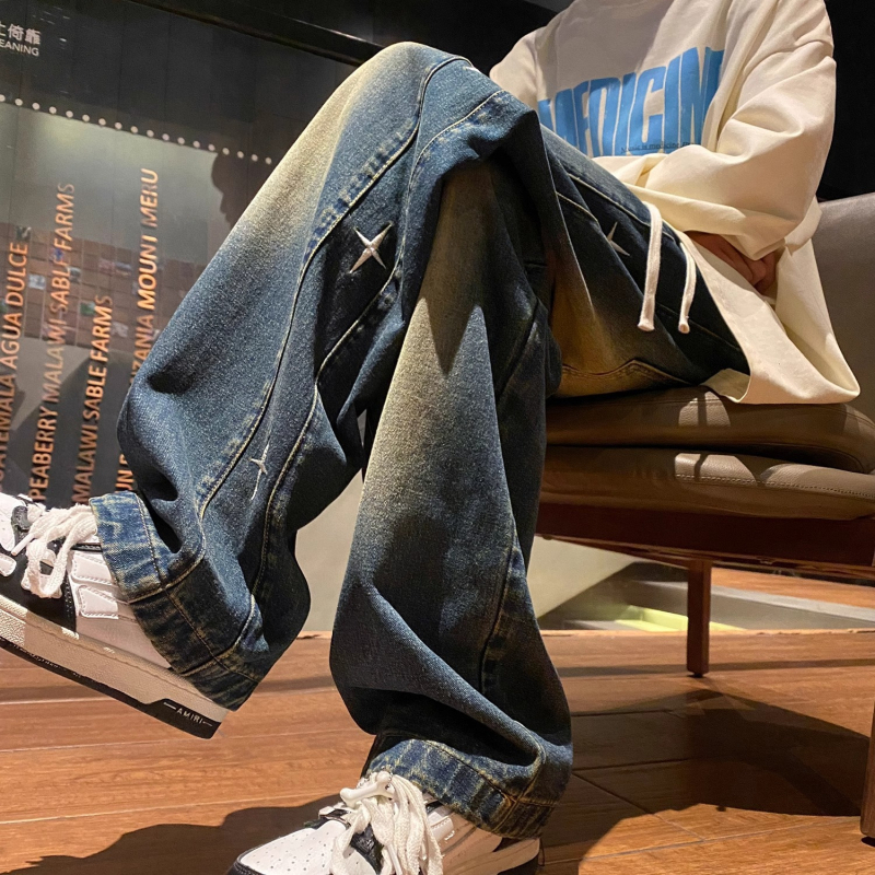 Muške traperice od denima, ravne, slobodno široke nogavice, pamuk-denim 30–50%, broderija, srednji pojas, zatvarač