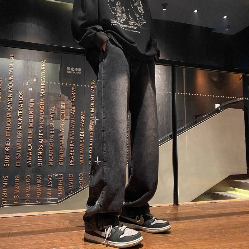 Muške traperice od denima, ravne, slobodno široke nogavice, pamuk-denim 30–50%, broderija, srednji pojas, zatvarač