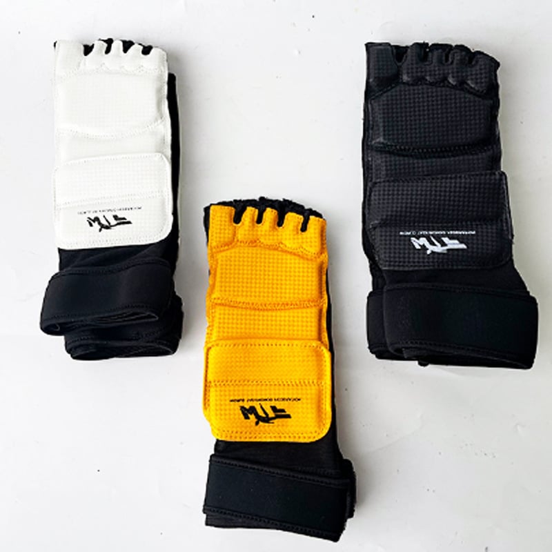 Kombinirana sportska zaštita za ruke i noge za trening – rukavice za boksa s polu prstima; zaštita dlanova i zapešća; Marka: Aocheng sports; Glavni materijal: dijamantno otporna koža na stražnjoj strani ruke + visoko kvalitetan materijal na dlanu; Pogodno 