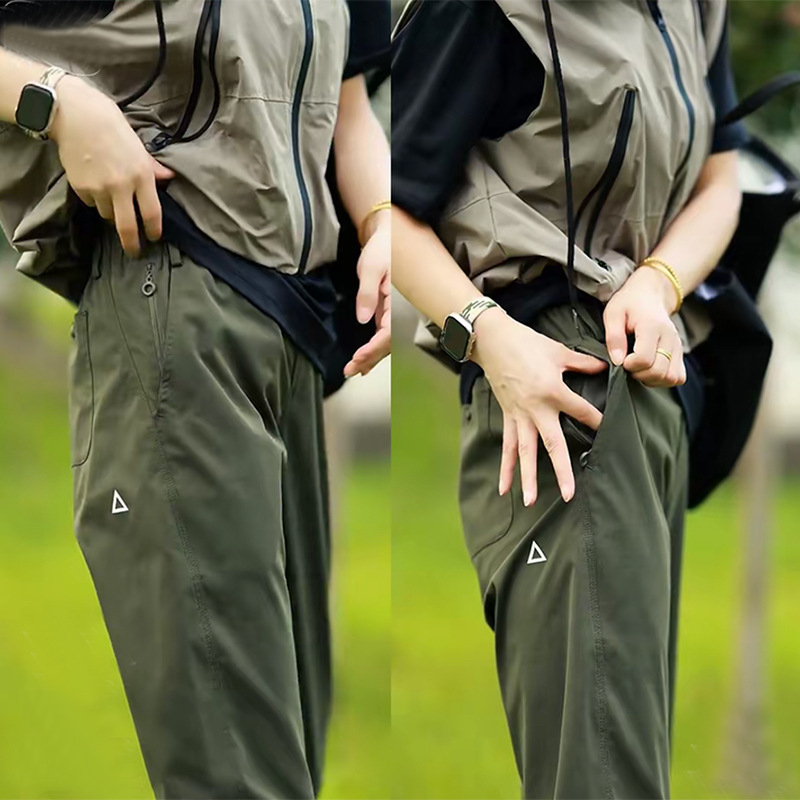 Softshell hlače s flis podstavom, ravni kroj, srednji pojas, zip zatvaranje, poliester tkanina s mikroelastičnošću (Flis podstava; Ravni kroj; Srednji pojas; Zip zatvaranje; Mikroelastičnost)