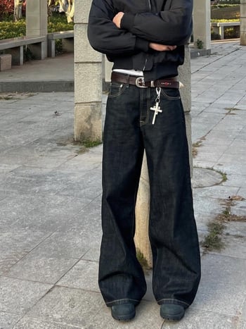Muške traperice od denima, mikro flare kroj, srednji pojas, zatvaranje na zip, pet džepova