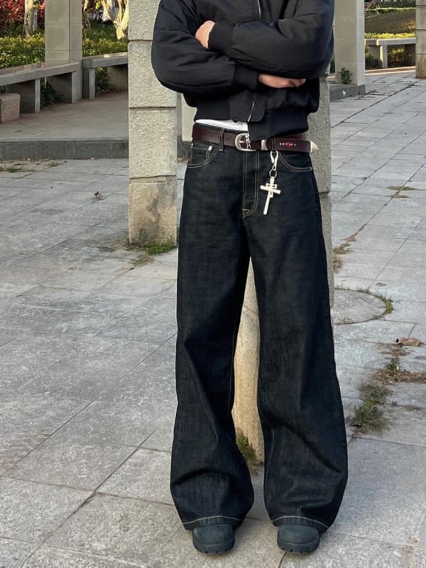 Muške traperice od denima, mikro flare kroj, srednji pojas, zatvaranje na zip, pet džepova