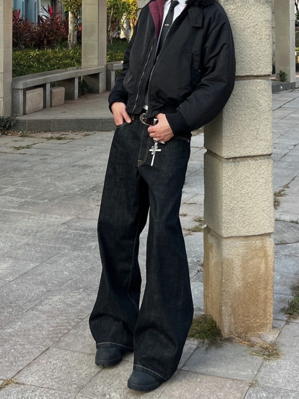 Muške traperice od denima, mikro flare kroj, srednji pojas, zatvaranje na zip, pet džepova