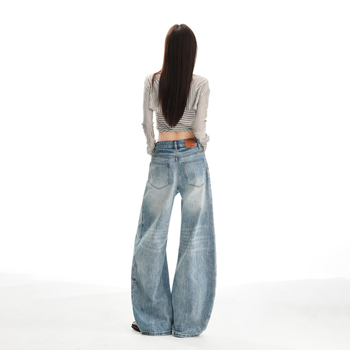 Traperice s krojem skimitar, široke nogavice, niski struk, izprani denim, velur detalj, 70–80% pamuka