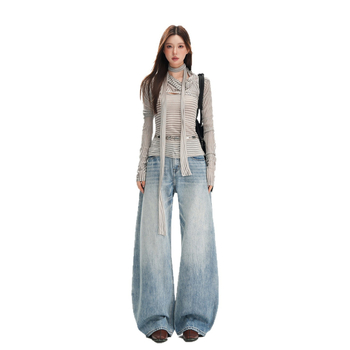 Traperice s krojem skimitar, široke nogavice, niski struk, izprani denim, velur detalj, 70–80% pamuka