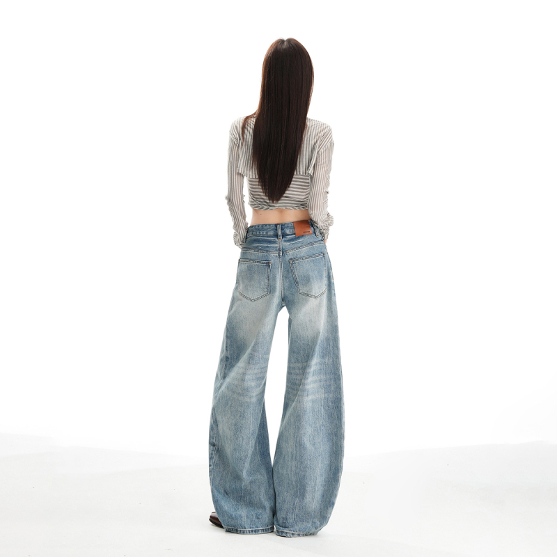 Traperice s krojem skimitar, široke nogavice, niski struk, izprani denim, velur detalj, 70–80% pamuka
