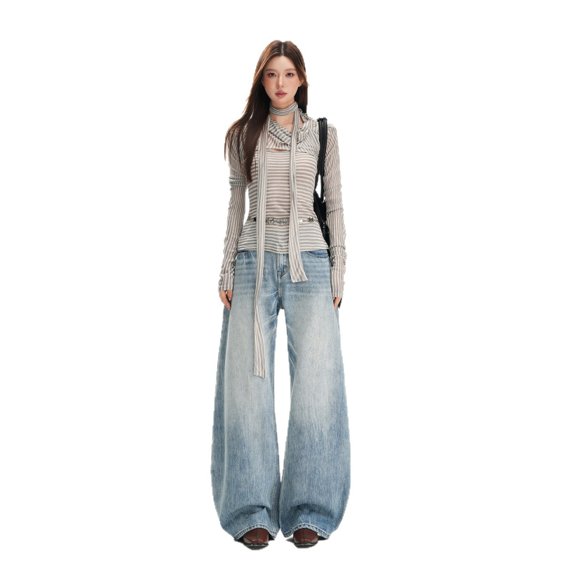 Traperice s krojem skimitar, široke nogavice, niski struk, izprani denim, velur detalj, 70–80% pamuka