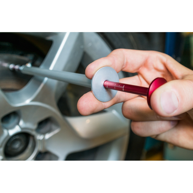 Demontázs nélküli féktárcsa vastagságmérő digitális kijelzővel és fékbetét kopásának teszt tollal