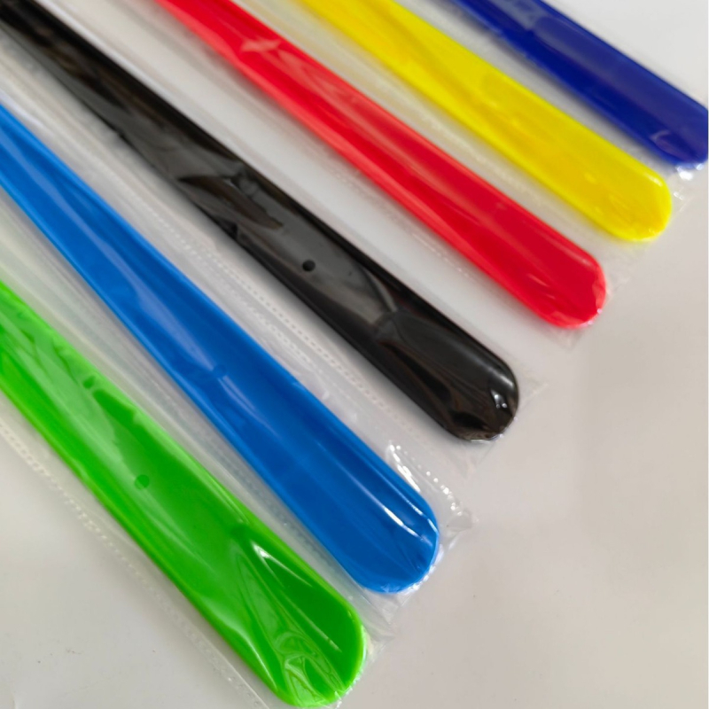 shoehorn s lanyardom - dugačak, debeo plastični dio, bez marke, pogodan za sva godišnja doba