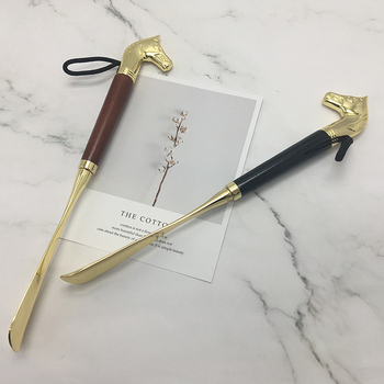 Drvena obuvalka s glavom konja, model Horse head shoehorn, marka Independence, vješajući dizajn
