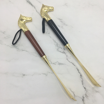 Drvena obuvalka s glavom konja, model Horse head shoehorn, marka Independence, vješajući dizajn