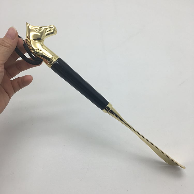 Drvena obuvalka s glavom konja, model Horse head shoehorn, marka Independence, vješajući dizajn
