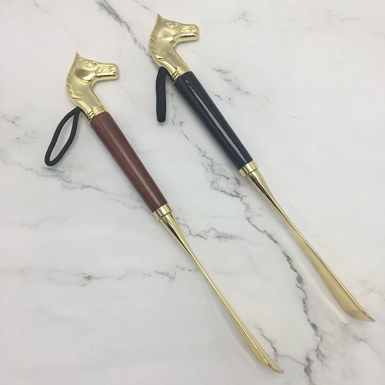 Drvena obuvalka s glavom konja, model Horse head shoehorn, marka Independence, vješajući dizajn