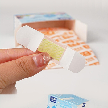 Vodootporni flaster – proziran, prozračan, visoka adhezija; materijal PE; debljina 0,05 mm; za kupanje i plivanje.