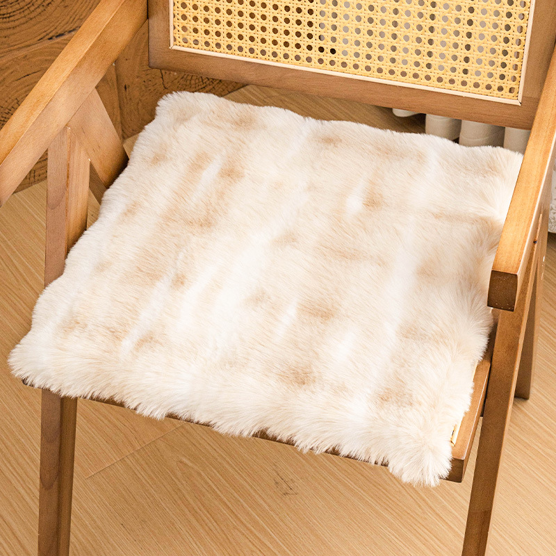 Μαξιλάρι καθίσματος — Τεχνητή γούνα κουνελιού; Γέμισμα: σφουγγάρι; Μινιμαλιστικό στυλ; Για σαλόνι, υπνοδωμάτιο, μελέτη, γραφείο και τραπεζαρία; Χειμερινή κυκλοφορία 2025