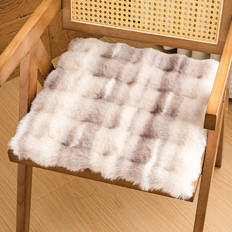 Μαξιλάρι καθίσματος — Τεχνητή γούνα κουνελιού; Γέμισμα: σφουγγάρι; Μινιμαλιστικό στυλ; Για σαλόνι, υπνοδωμάτιο, μελέτη, γραφείο και τραπεζαρία; Χειμερινή κυκλοφορία 2025