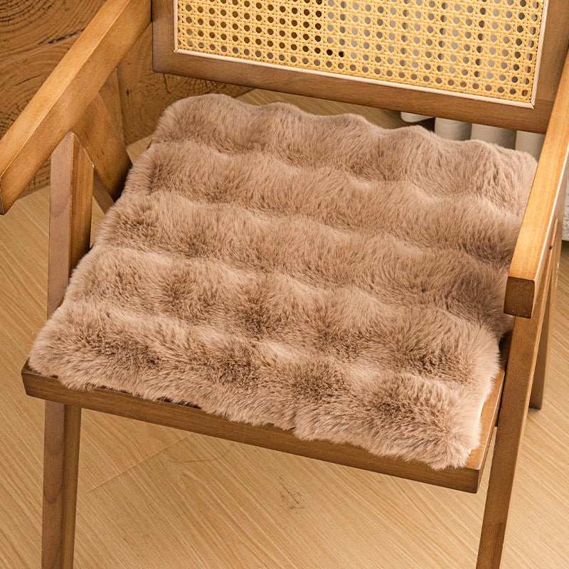 Μαξιλάρι καθίσματος — Τεχνητή γούνα κουνελιού; Γέμισμα: σφουγγάρι; Μινιμαλιστικό στυλ; Για σαλόνι, υπνοδωμάτιο, μελέτη, γραφείο και τραπεζαρία; Χειμερινή κυκλοφορία 2025