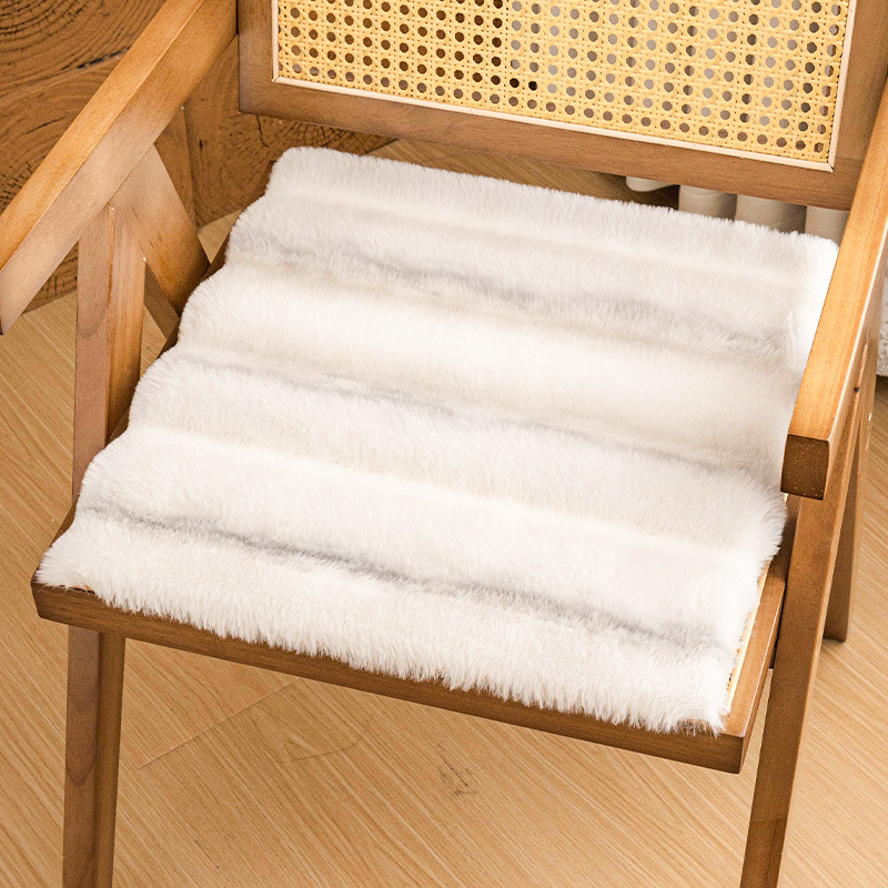 Μαξιλάρι καθίσματος — Τεχνητή γούνα κουνελιού; Γέμισμα: σφουγγάρι; Μινιμαλιστικό στυλ; Για σαλόνι, υπνοδωμάτιο, μελέτη, γραφείο και τραπεζαρία; Χειμερινή κυκλοφορία 2025