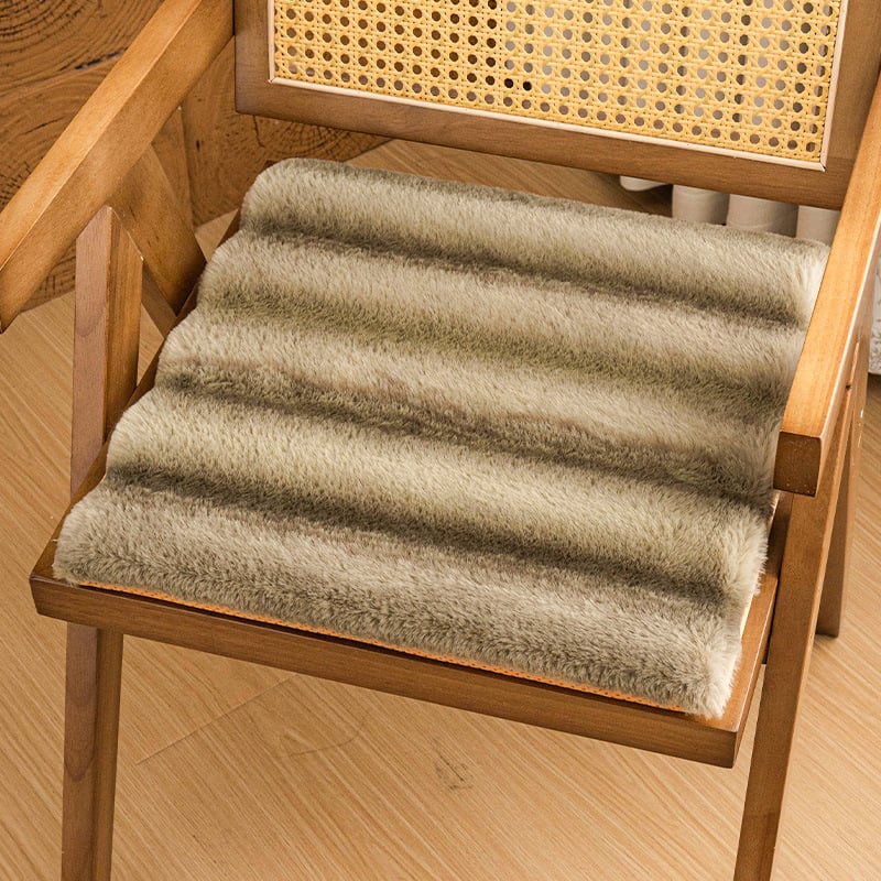 Μαξιλάρι καθίσματος — Τεχνητή γούνα κουνελιού; Γέμισμα: σφουγγάρι; Μινιμαλιστικό στυλ; Για σαλόνι, υπνοδωμάτιο, μελέτη, γραφείο και τραπεζαρία; Χειμερινή κυκλοφορία 2025