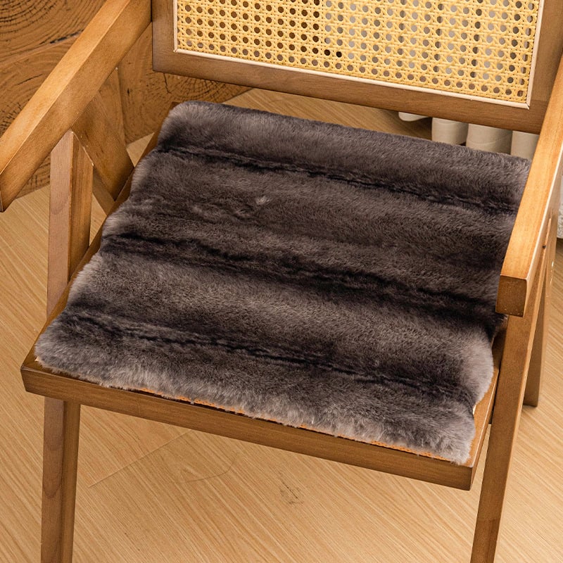 Μαξιλάρι καθίσματος — Τεχνητή γούνα κουνελιού; Γέμισμα: σφουγγάρι; Μινιμαλιστικό στυλ; Για σαλόνι, υπνοδωμάτιο, μελέτη, γραφείο και τραπεζαρία; Χειμερινή κυκλοφορία 2025