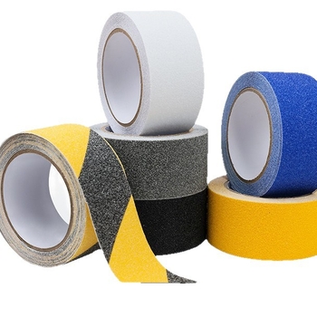 Bandă antiderapantă cu textură nisipoasă pentru scări, bază PVC, adeziv acrilic, interval de temperatură -20°C până la 80°C, aderență 80 N/m