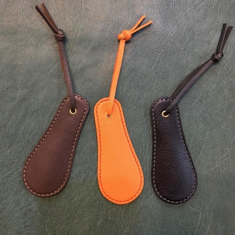 Shoehorn s PU kožnim omotom i nehrđajućim čelom, prijenosni – model 254650, jednostavan retro stil