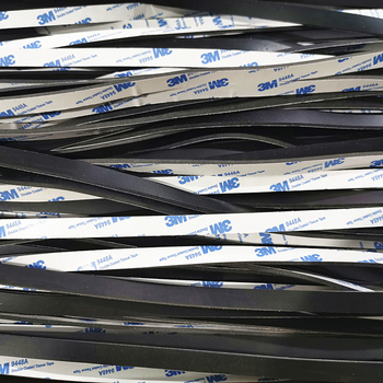 Bandă autoadezivă din cauciuc siliconic; protecție la șocuri și antiderapant pentru uși și ferestre; potrivită pentru sticlă, hardware și produse din plastic; interval de temperatură -40 la 230°C.