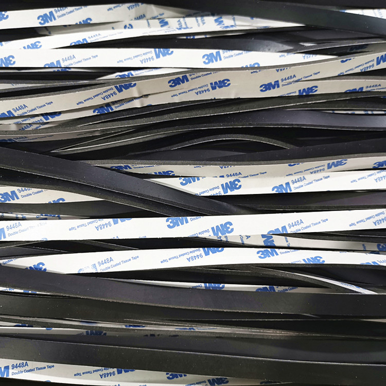 Bandă autoadezivă din cauciuc siliconic; protecție la șocuri și antiderapant pentru uși și ferestre; potrivită pentru sticlă, hardware și produse din plastic; interval de temperatură -40 la 230°C.