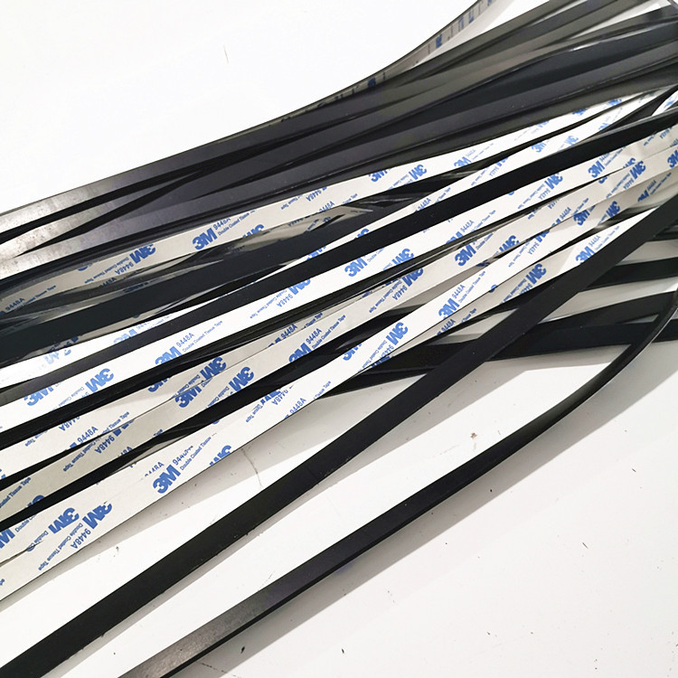 Bandă autoadezivă din cauciuc siliconic; protecție la șocuri și antiderapant pentru uși și ferestre; potrivită pentru sticlă, hardware și produse din plastic; interval de temperatură -40 la 230°C.