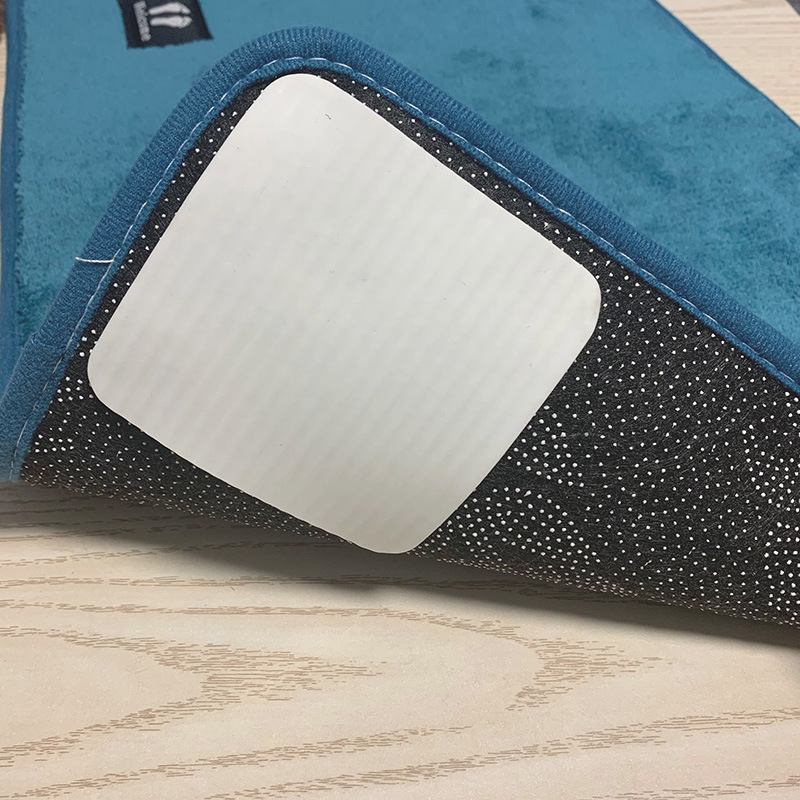 Лепящи стикери за килими – флокирана основа, водоустойчиво разлепващо лепило, дебелина 1,8 мм, термоустойчив памук като основен материал, за фиксация и антиподхлъзване на килими